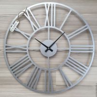 horloge en métal de minimalisme dans l'image de la chambre