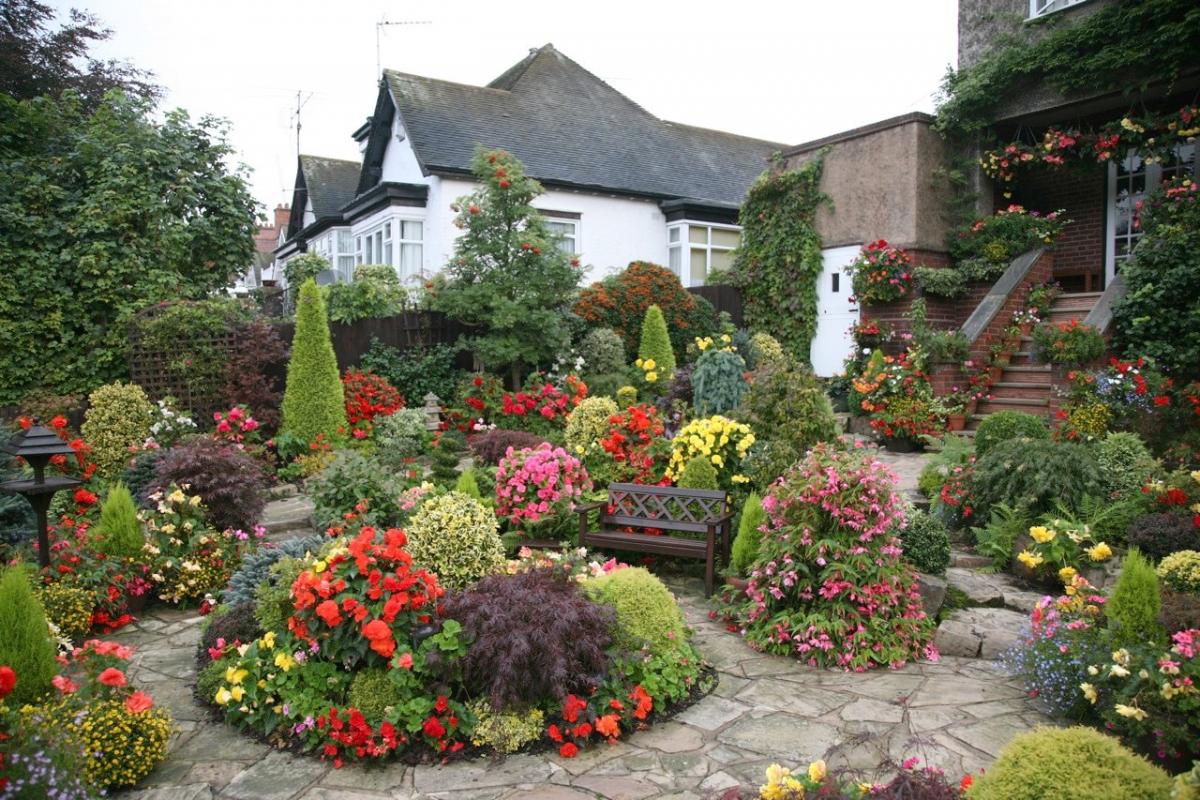 aménagement paysager insolite d'une maison d'été à l'anglaise avec des fleurs