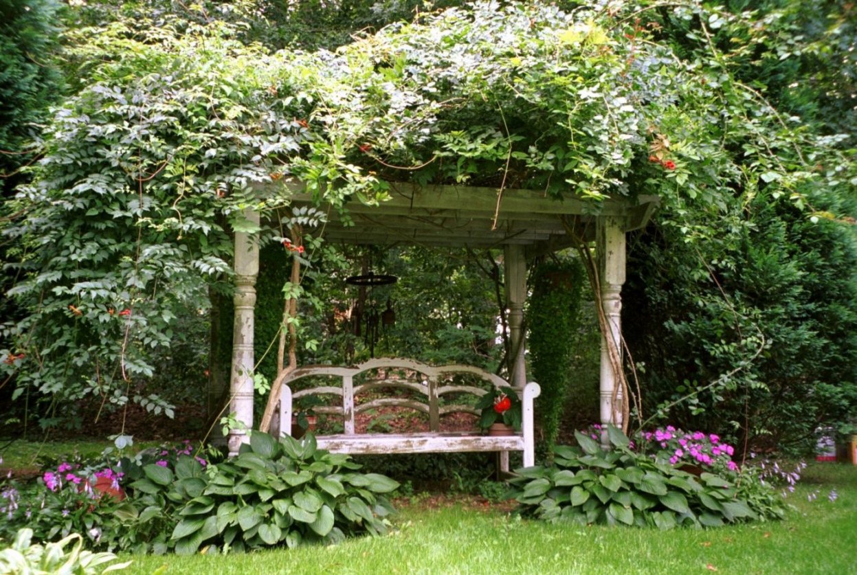 aménagement paysager chic d'un cottage d'été à l'anglaise avec des arbres