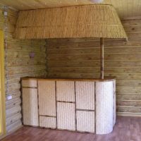 soffitto con bambù all'interno della foto della stanza