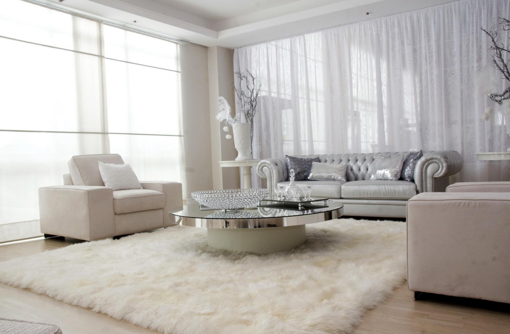 divano bianco nel design del soggiorno