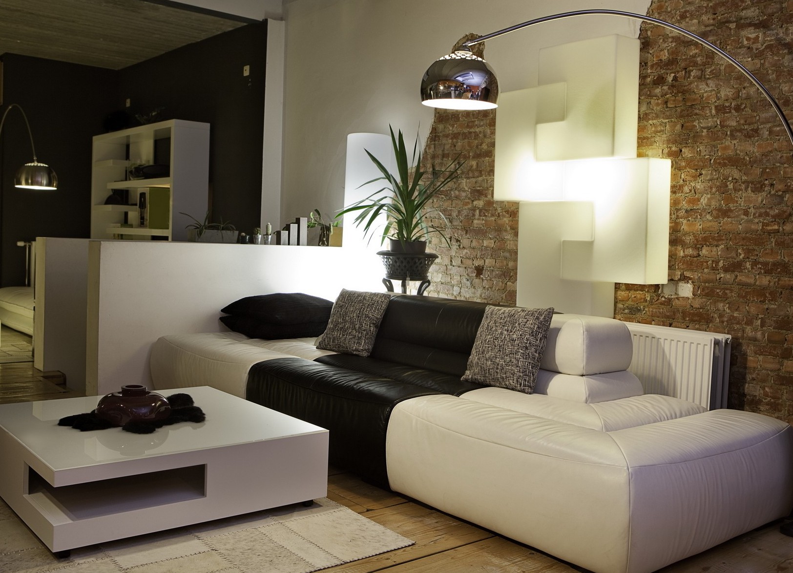 divano luminoso nel design del soggiorno