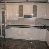 interni luminosi di una cucina bianca con un tocco di foto beige