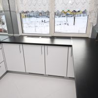 design della cucina grigio chiaro con una sfumatura di immagine grigia