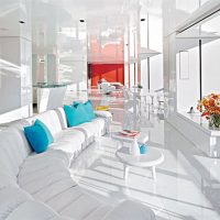 gražus koridoriaus dizainas baltos spalvos paveikslėlyje