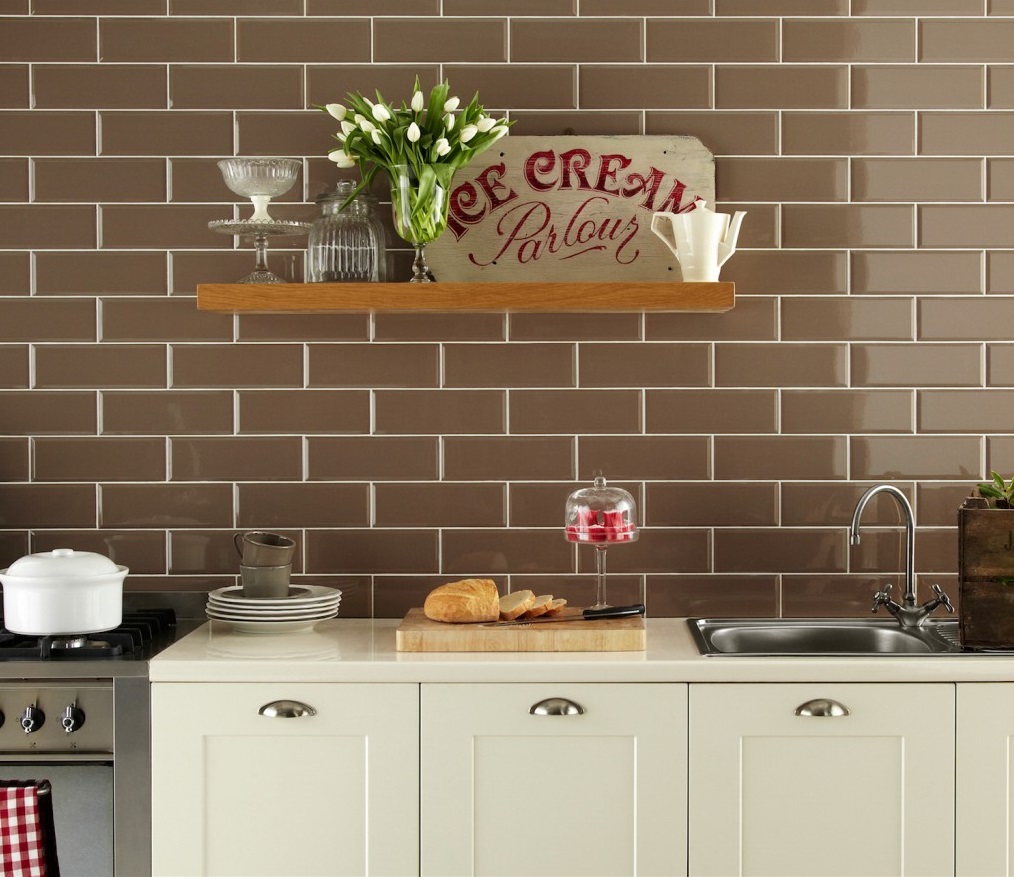 light apron made of standard format tile with an image in the design of the kitchen