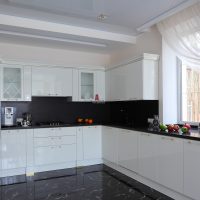 stile luminoso della cucina bianca con un tocco di immagine beige