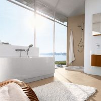 design inhabituel d'une salle de bain avec douche aux couleurs vives photo