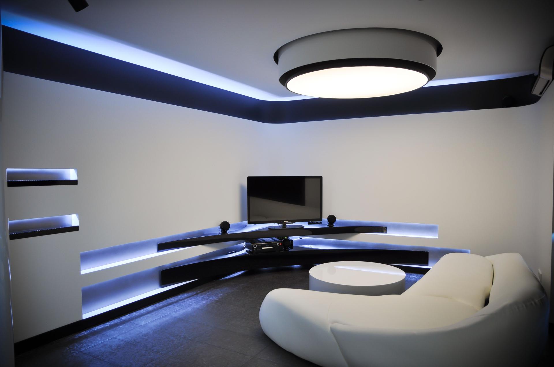 light high-tech room decor