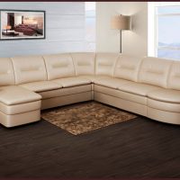 luminoso divano ad angolo nello stile dell'immagine del soggiorno