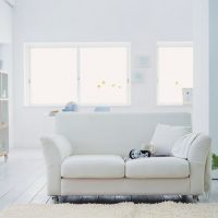 canapé blanc dans la conception de l'appartement photo