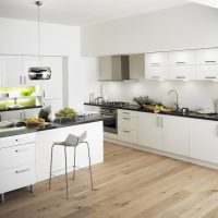 design leggero di una cucina bianca con un tocco di foto beige