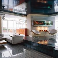 Luminosa immagine di design del soggiorno ad alta tecnologia