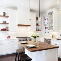 interno luminoso di una cucina bianca con un tocco di foto blu