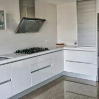 interno luminoso di una cucina bianca con una sfumatura di immagine grigia
