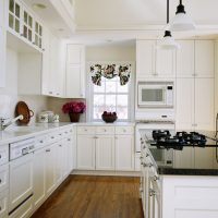 cucina bianca in stile leggero con un tocco di immagine verde