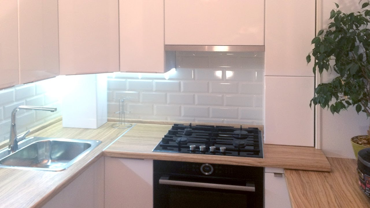 bellissimo design di una cucina bianca con un tocco di beige