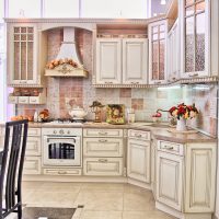 intérieur de cuisine beige clair en photo de style haute technologie