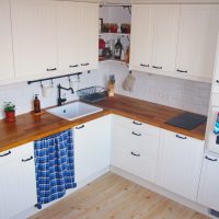 interni luminosi di una cucina bianca con un tocco di immagine blu