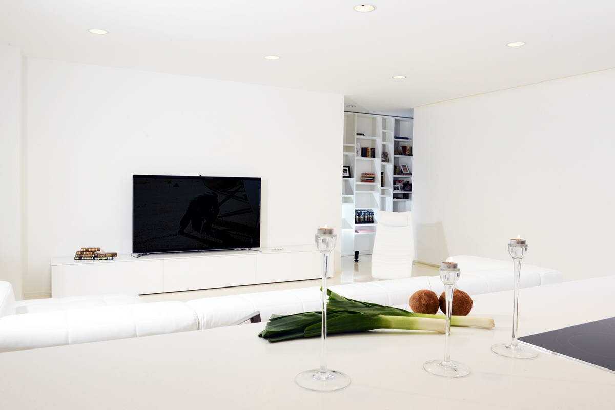 white walls in the design of the house in the style of minimalism