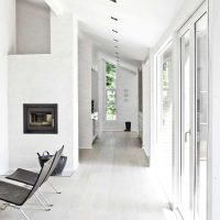 murs blancs dans la conception du couloir dans le style de la scandinavie photo