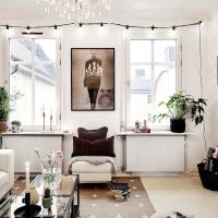 murs blancs dans le décor d'un appartement dans le style de la Scandinavie photo