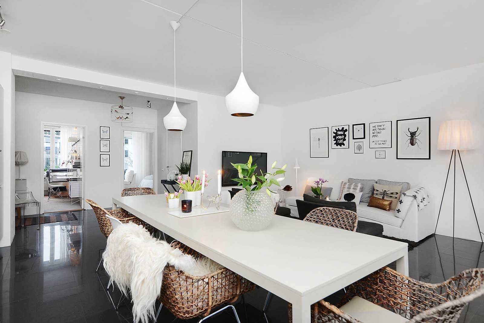 murs blancs à l'intérieur d'un appartement dans le style du minimalisme