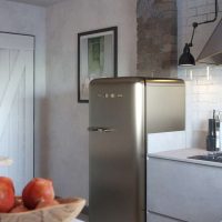 un petit réfrigérateur dans le décor de la cuisine en photo couleur beige