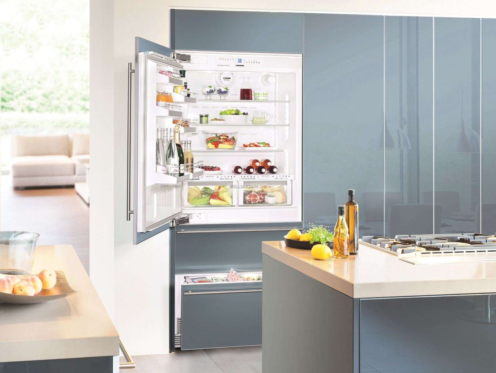 grand réfrigérateur dans le style de la cuisine de couleur claire