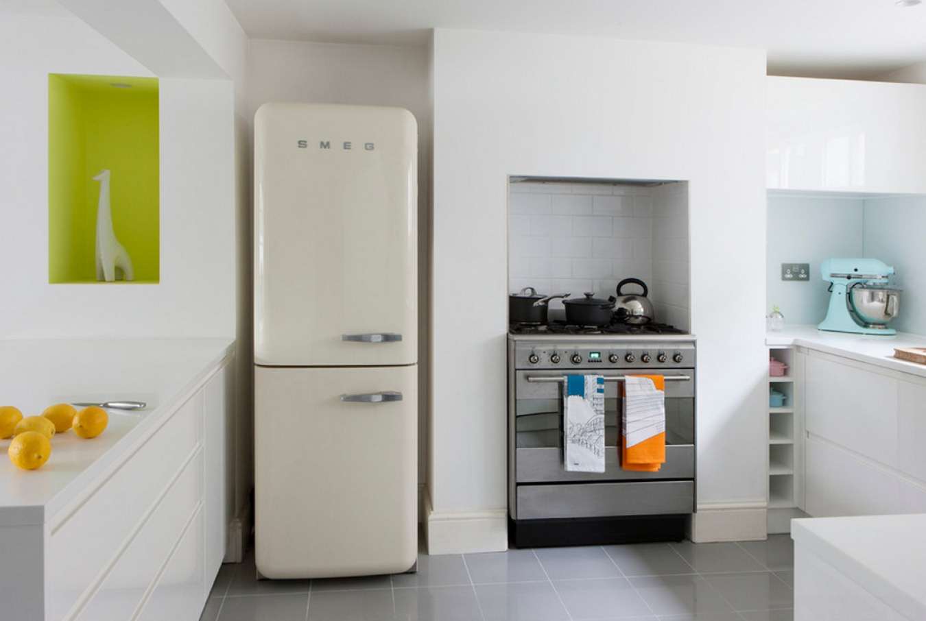 grand réfrigérateur dans la façade de la cuisine en noir
