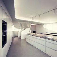 futurismo nello stile della cucina in una foto a colori insolita