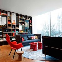 a combination of red with other colors in the decor of the living room photo