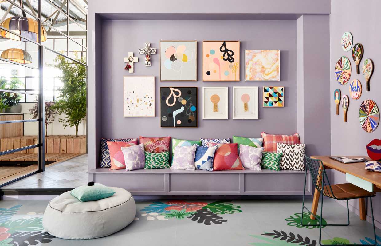 combining lilac in the living room interior