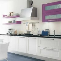 design luminoso della cucina in tinta viola foto