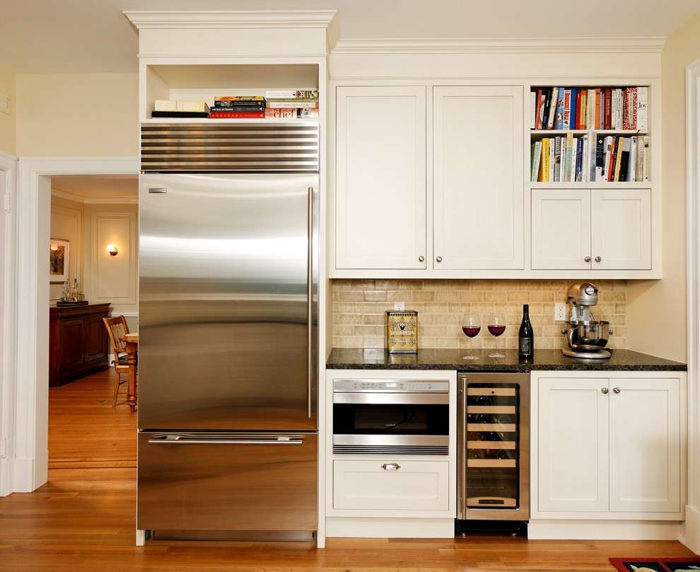 grand réfrigérateur dans la conception de la cuisine de couleur sombre