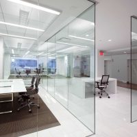 vetro trasparente all'interno della foto del corridoio