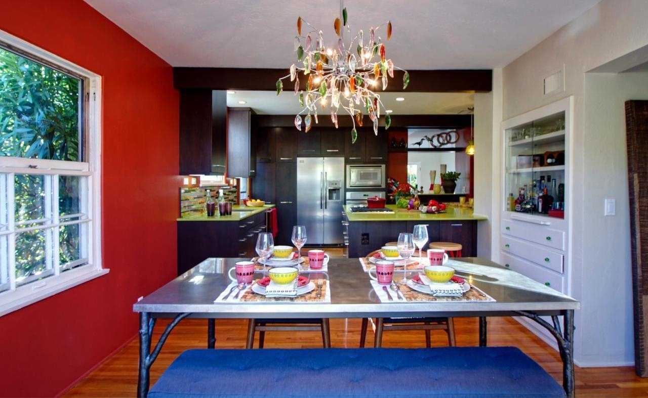 combination of red with other colors in the interior of the living room