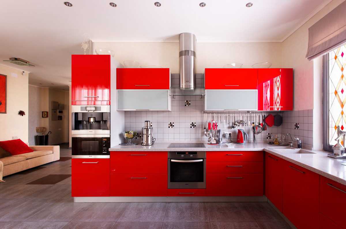 a combination of red with other colors in the interior of the living room