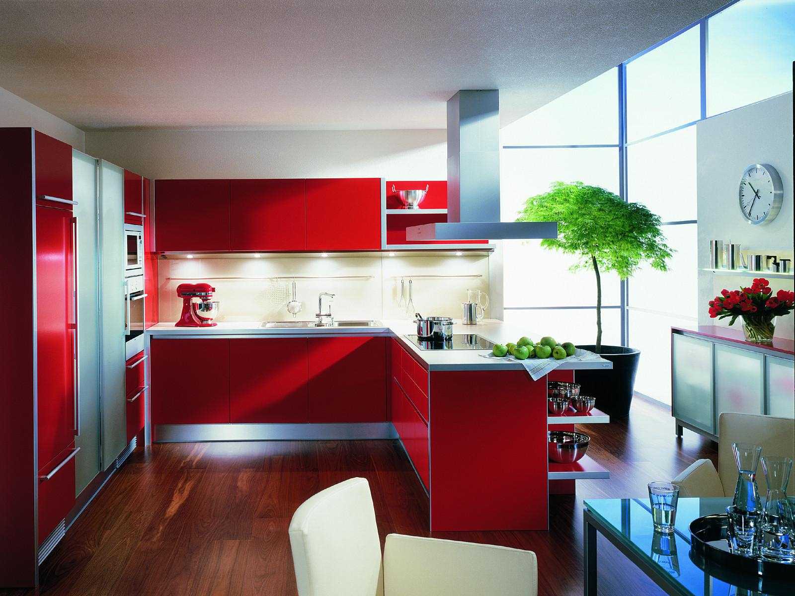 a combination of red with other colors in the decor of the apartment