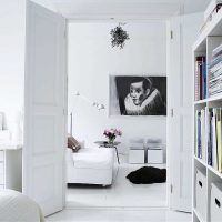 mobilier blanc lumineux dans la conception du couloir photo