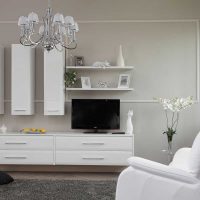 mobilier blanc clair dans la photo intérieure de la chambre