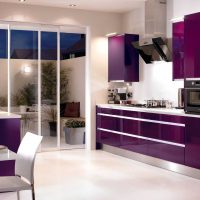 insolita facciata della cucina in una tinta viola