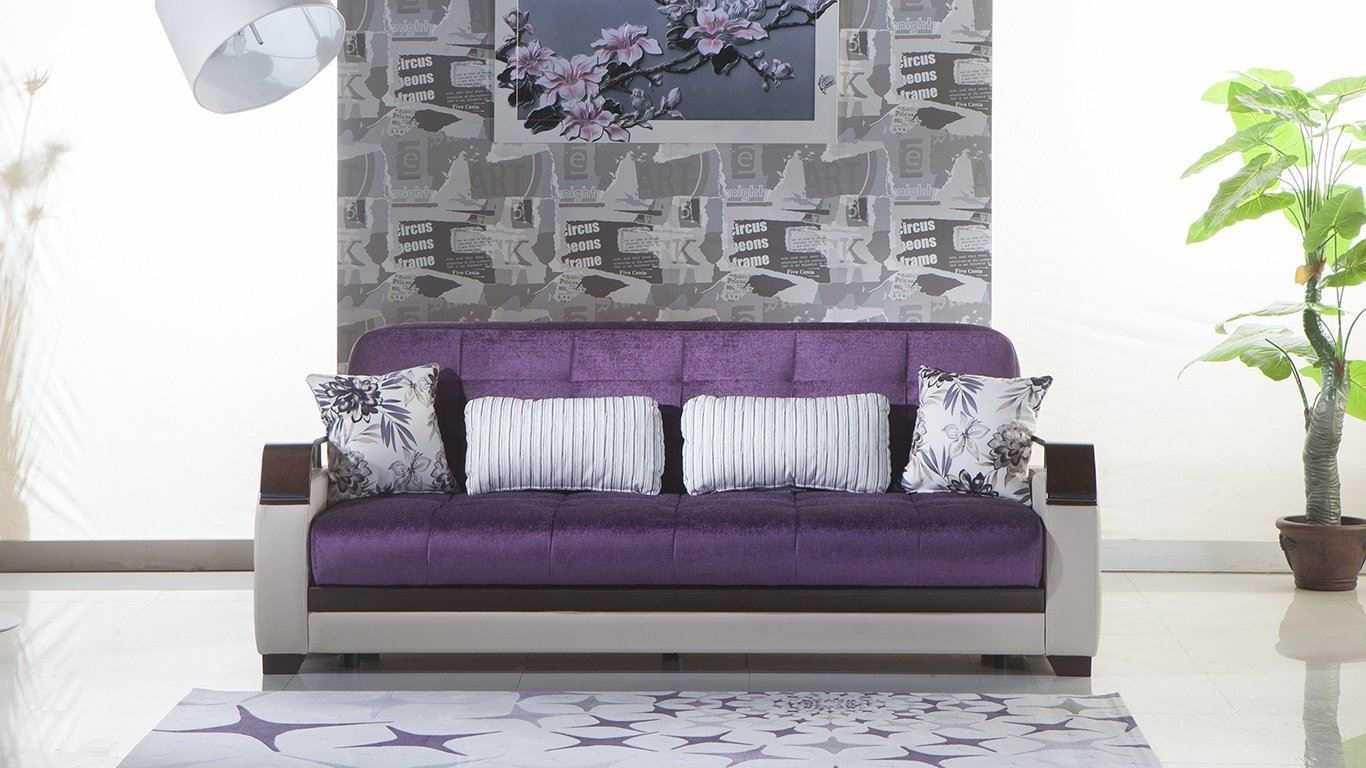 canapé violet foncé dans le décor du salon