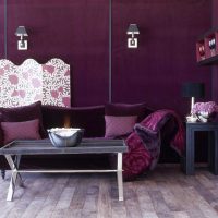 image de canapé de style salon violet foncé