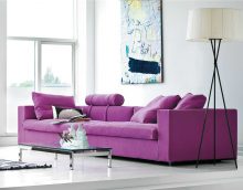 divano viola chiaro in foto di design per la casa