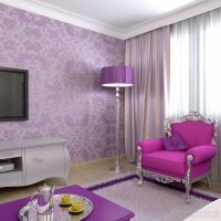 canapé violet clair dans la façade de la photo de la chambre