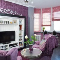 canapé violet foncé en image de conception de maison