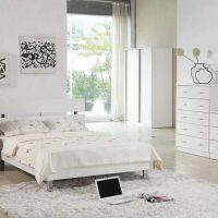 mobilier blanc lumineux dans la photo intérieure de la chambre