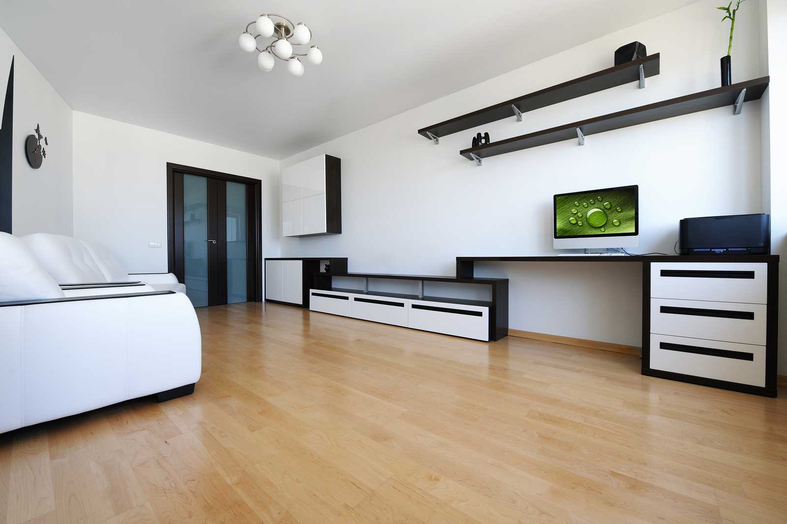 mobili bianchi chiari nel design dell'appartamento