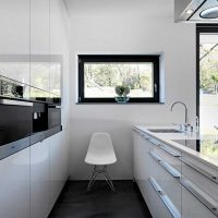 mobili bianchi chiari nel design dell'immagine del soggiorno